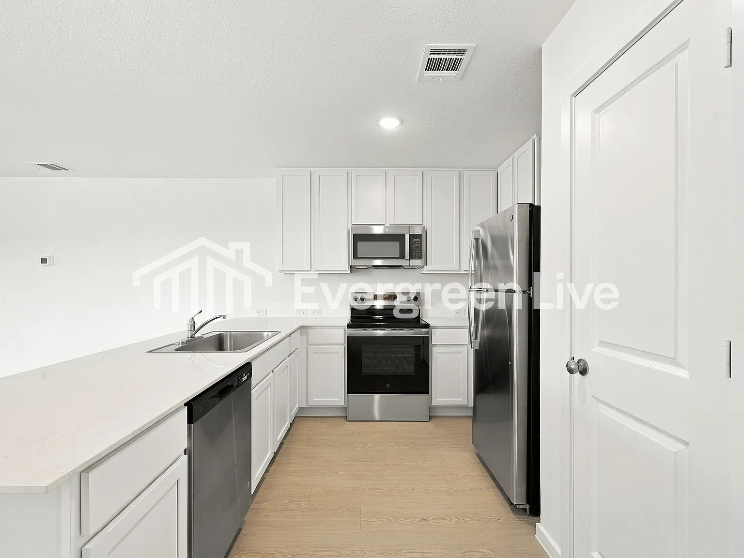 4 bed, 2.0 bath, 1600 sqft, $1,470 — Photo 3