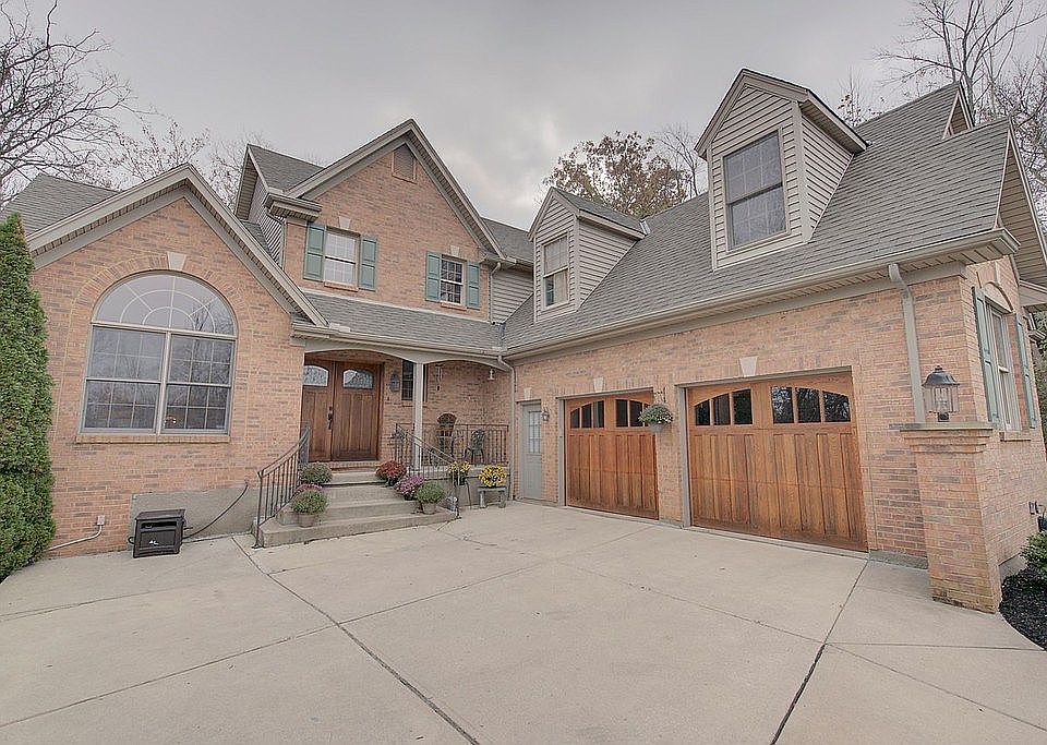 1st image of 20 Turnberry Dr