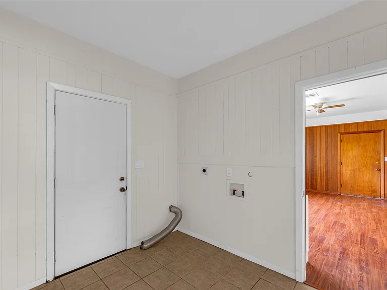 2527 Avenue G — Photo 22