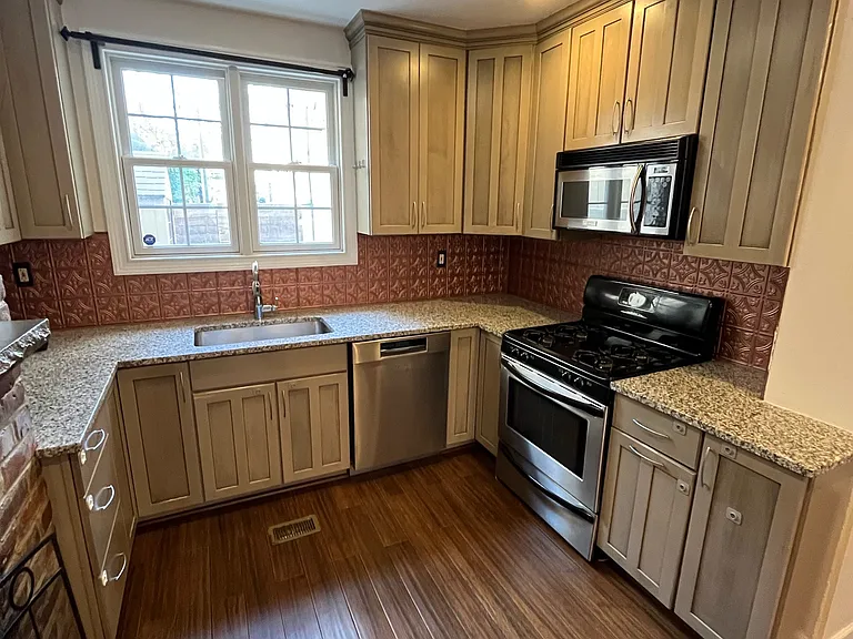 814 Fitzwater St — Photo 2