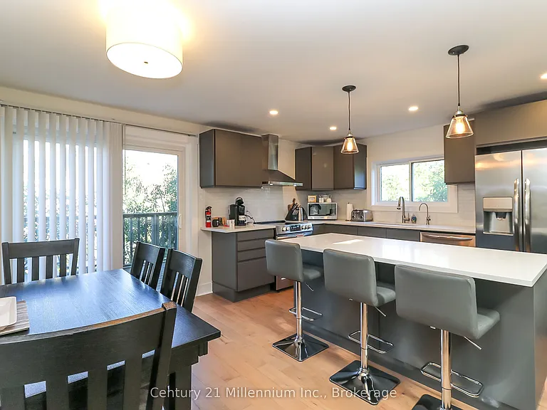 194 Escarpment Cres — Photo 13