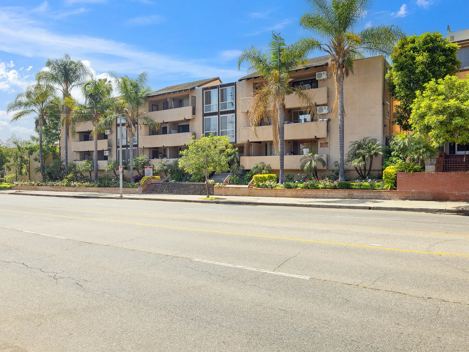 Encino Country Club Apartments — Photo 4