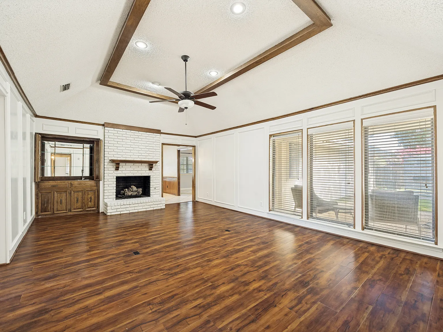 3 bed, 2.5 bath, 2274 sqft, $3,200 — Photo 2
