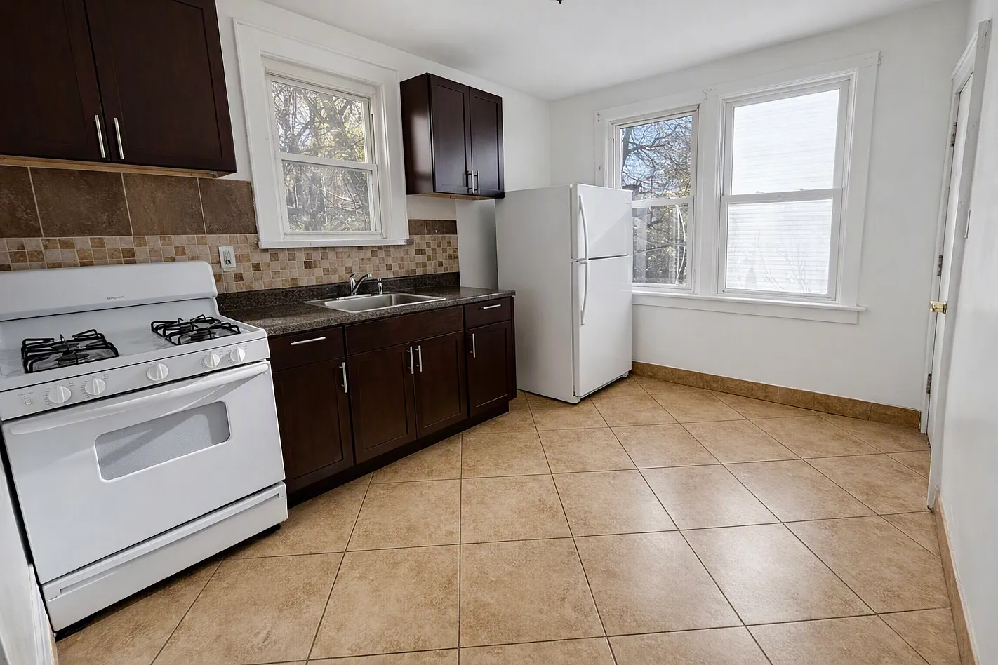 3 bed, 2226 sqft, $2,300 — Photo 4