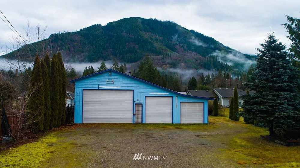 832 Mountain Loop photo 1