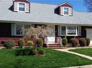 2215 Benefit St, Merrick, NY 11566