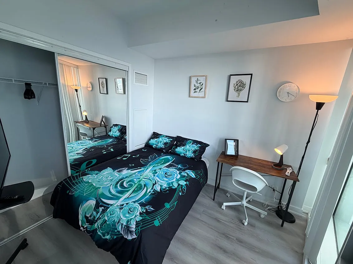 Deluxe Room - York St & Bremner Blvd — Photo 1