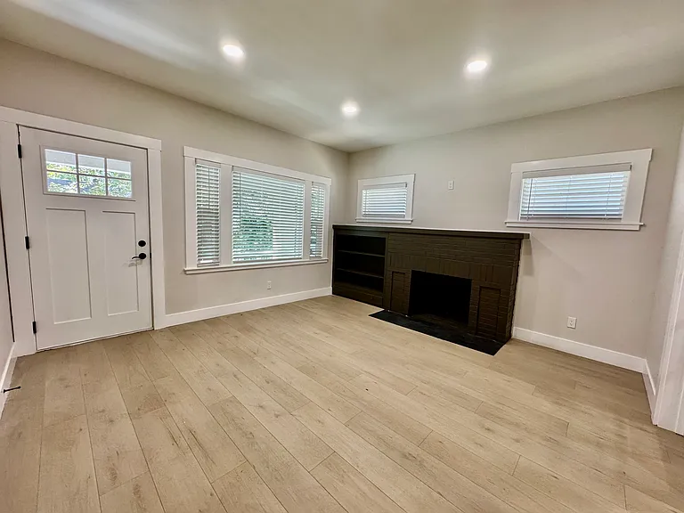 2411 E St — Photo 15