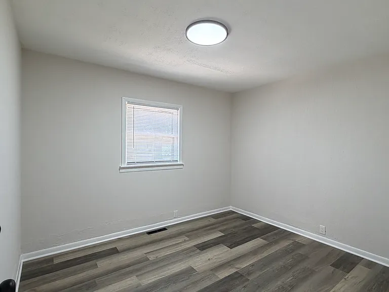 1212 E 39th Pl — Photo 5