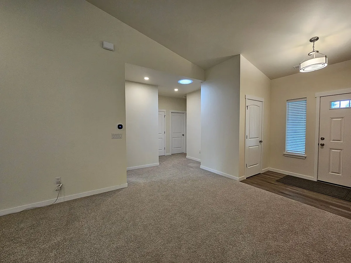 Building Photo - 14739 Bingham Ave E