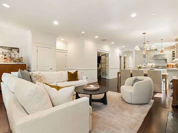 5th image of 901 W Fletcher St APT 2
