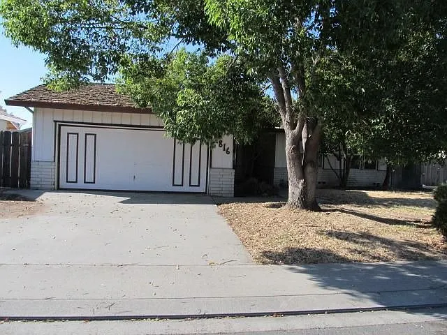 2816 Bluebird Dr photo 1