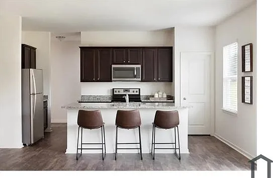 5 bed, 2095 sqft, $3,299 — Photo 4