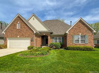 2206 Lagoon Dr, Rochester Hills, MI 48309