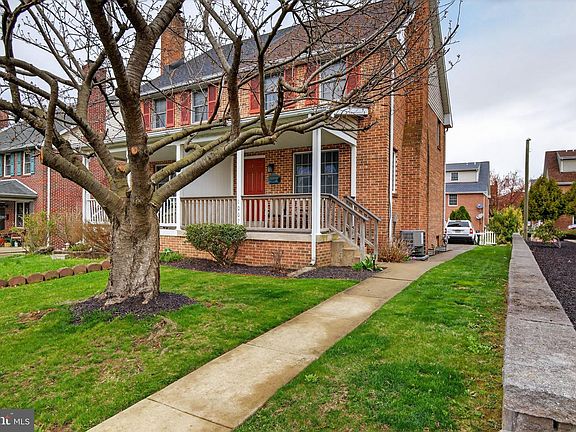 3rd image of 1007 E Walnut St