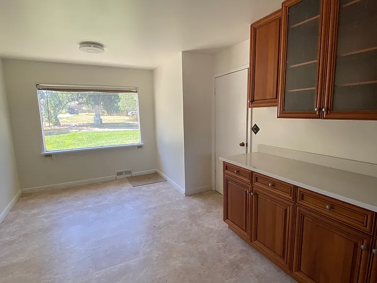 Dinette Area: A large window with views to eat your breakfast and dinner.