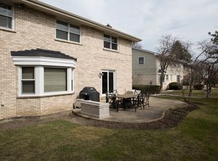 2751 Karen Ln, Glenview, IL 60025