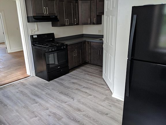 Eat-in kitchen (angle 1)