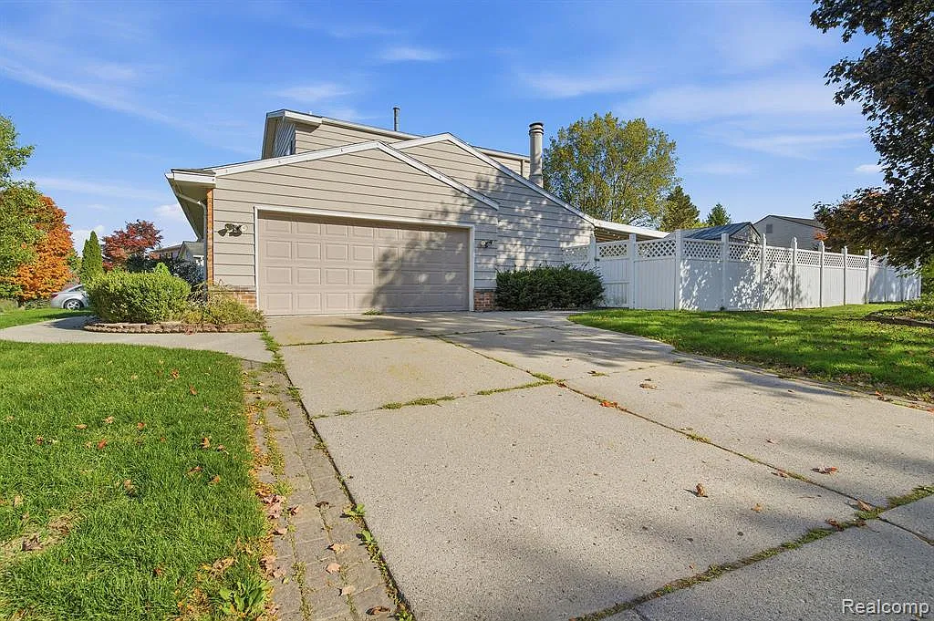 4 bed, 2.5 bath, 1735 sqft, $3,300 — Photo 4