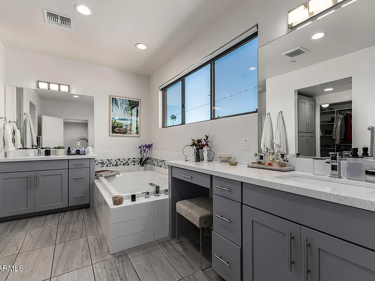 2740 E Roma Ave — Photo 25