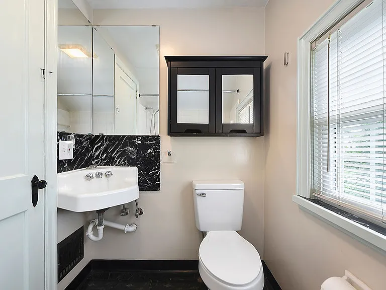 Full bath with tub/shower