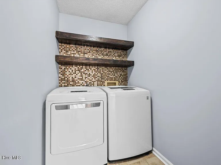 405 Spring Lake Dr — Photo 25