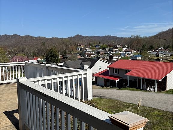 4th image of 20 Cedar Ln