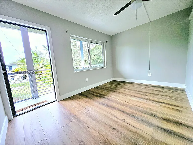 335 SW 20th St #8 — Photo 3