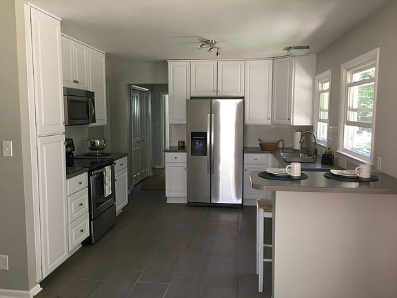 3rd image of 9606 Hayes St