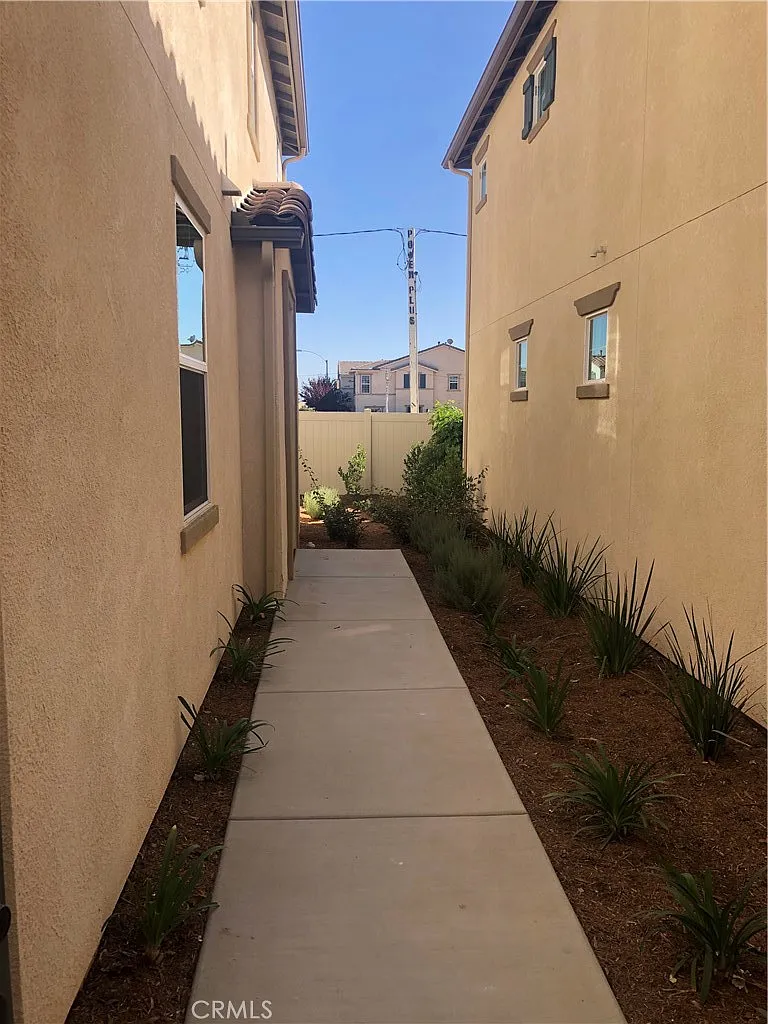 4 bed, 1865 sqft, $3,150 — Photo 2