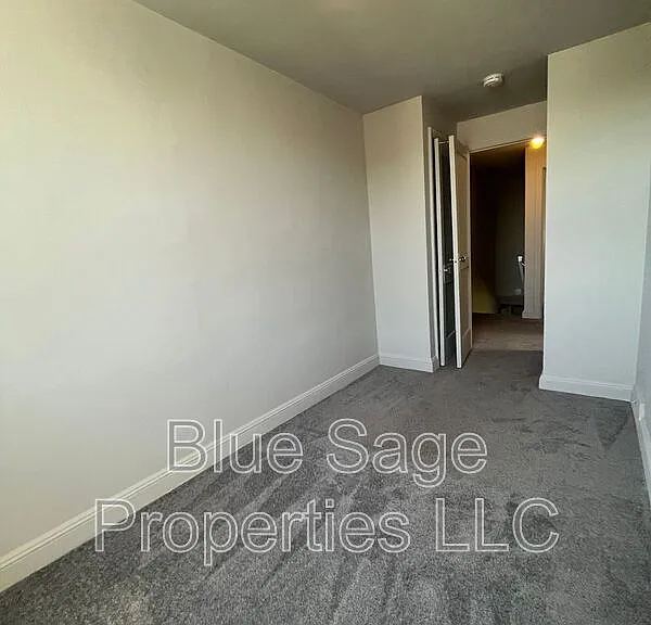319 S Church St — Photo 11