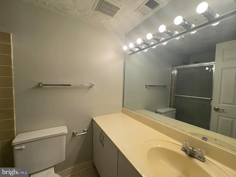 5482 Cedar Ln #B-2 — Photo 8
