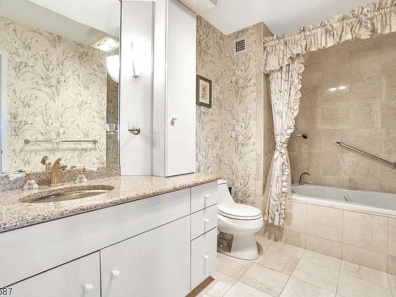 4th image of 2 Claridge Dr #9EE-9EE-9E