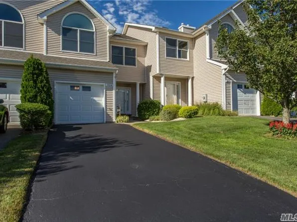 1004 Willow Pond Dr, Riverhead, NY 11901