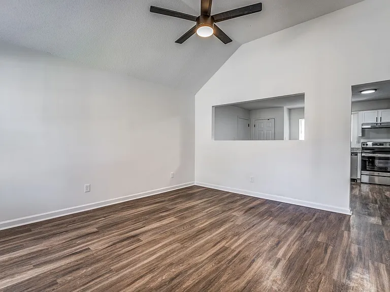 2551 Parkview Dr — Photo 8