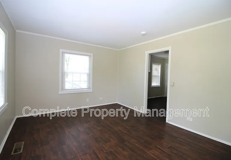 449 7th St W #1 — Photo 2