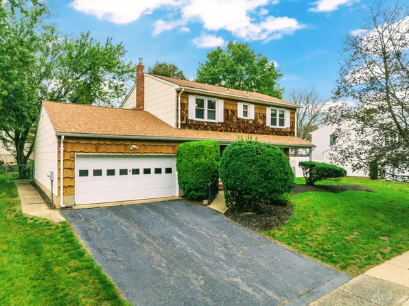8 Meredith Rd, Edison, NJ 08817