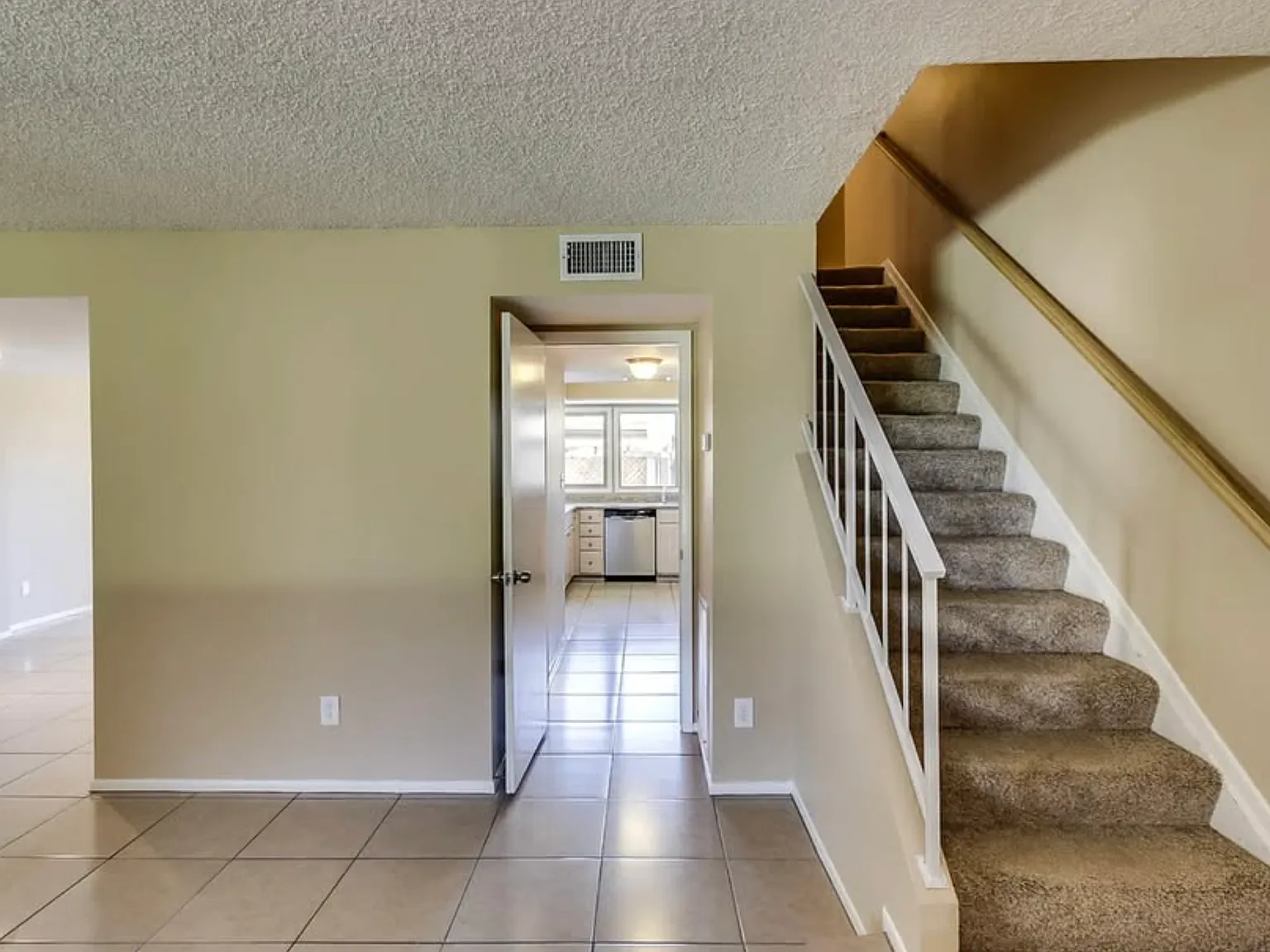 3 bed, 2.5 bath, 1656 sqft, $1,995 — Photo 4