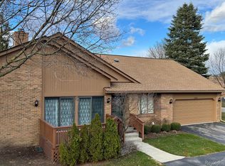 2218 London Bridge Dr, Rochester Hills, MI 48307