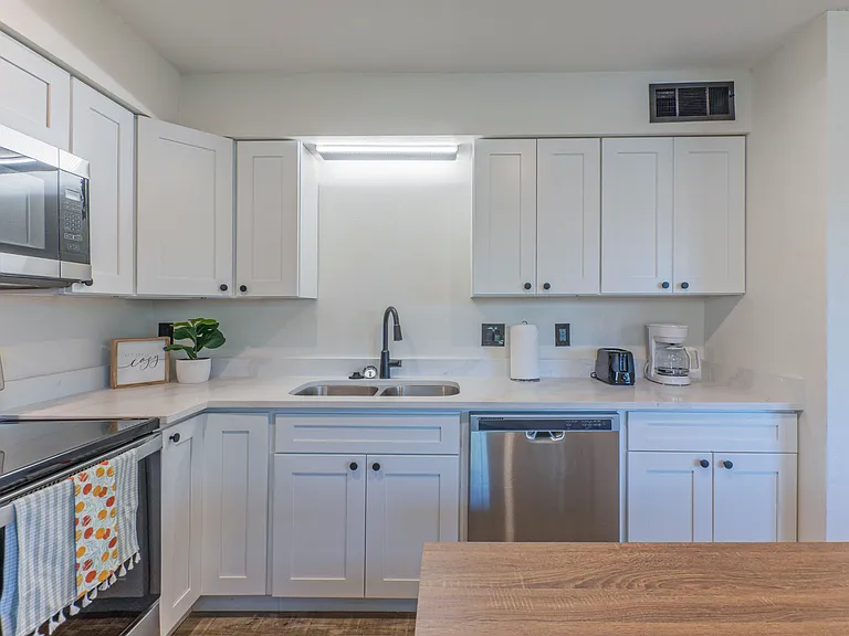 1133 S Farmer Ave #4 — Photo 7