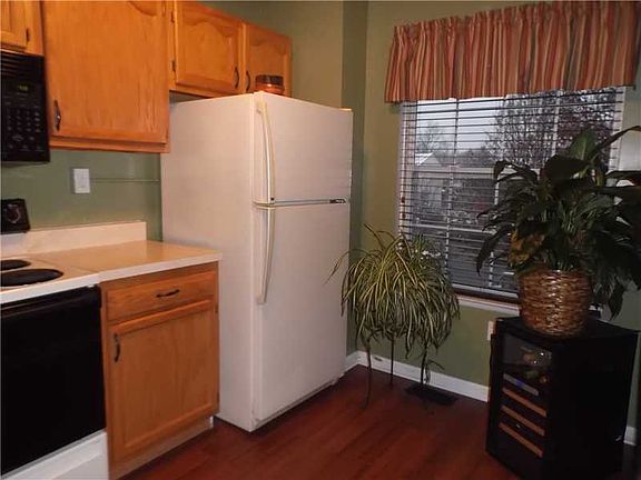 4th image of 708 Palace Ct