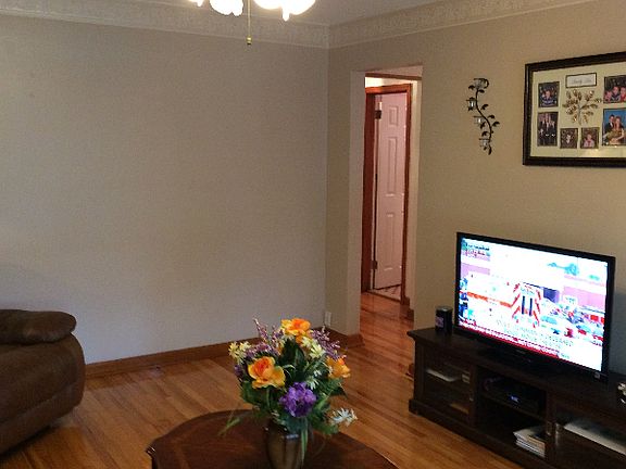 4th image of 215 Bancroft Ave