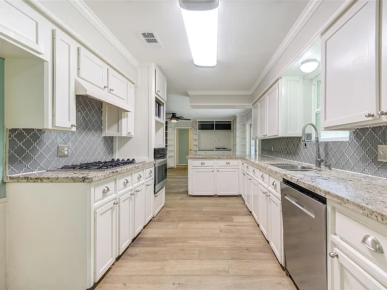 5019 Oak Forest Dr — Photo 13