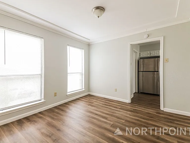 1706 Saint James Dr — Photo 2