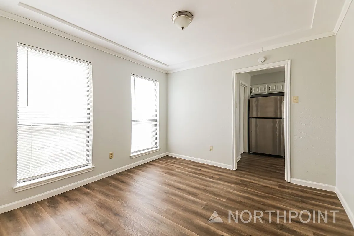 Building Photo - 1706 Saint James Dr