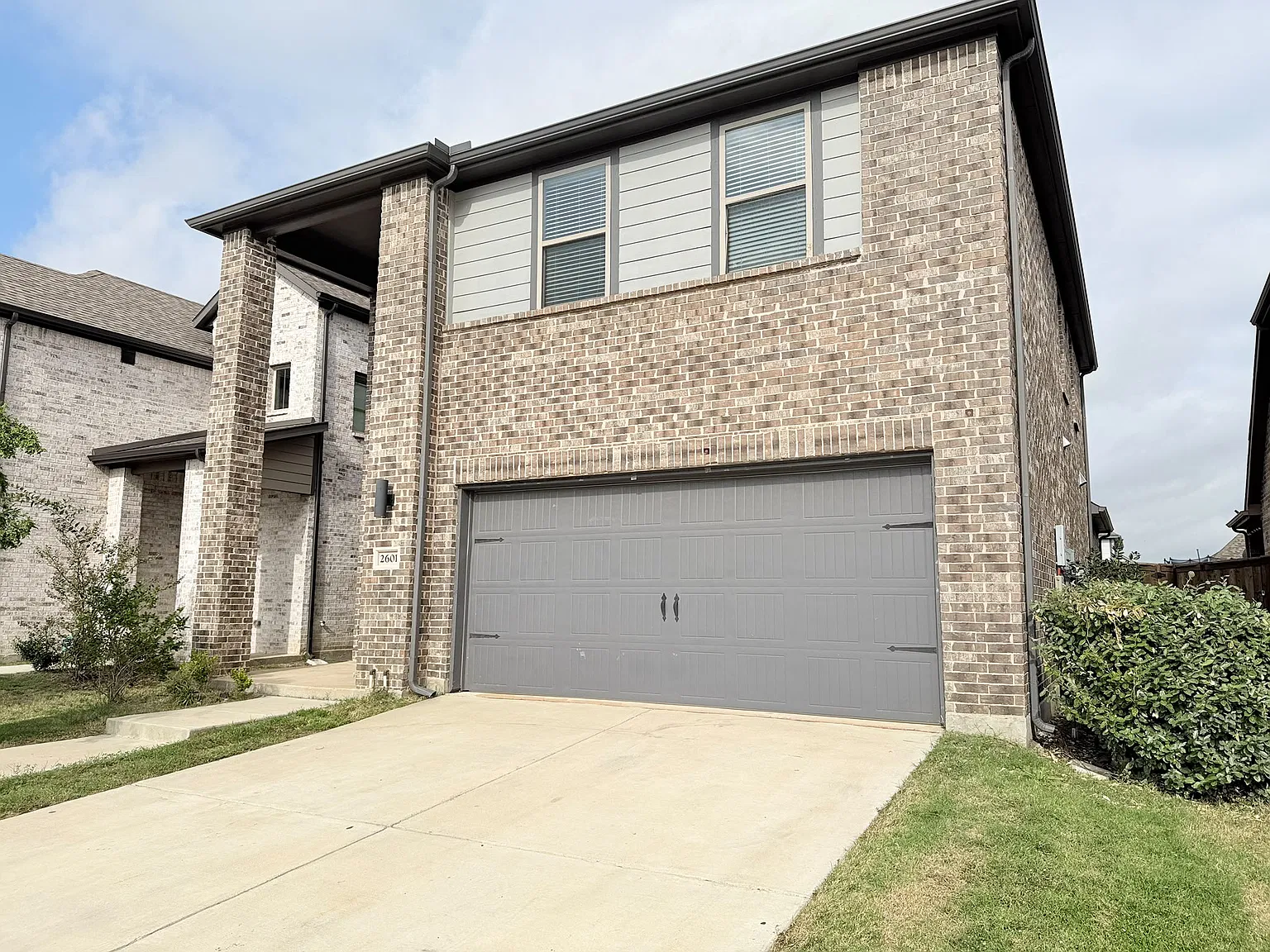 4 bed, 2.5 bath, 2364 sqft, $2,400 — Photo 2