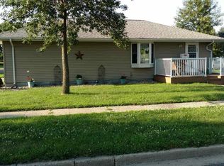 225 1st St NW, Madelia, MN 56062
