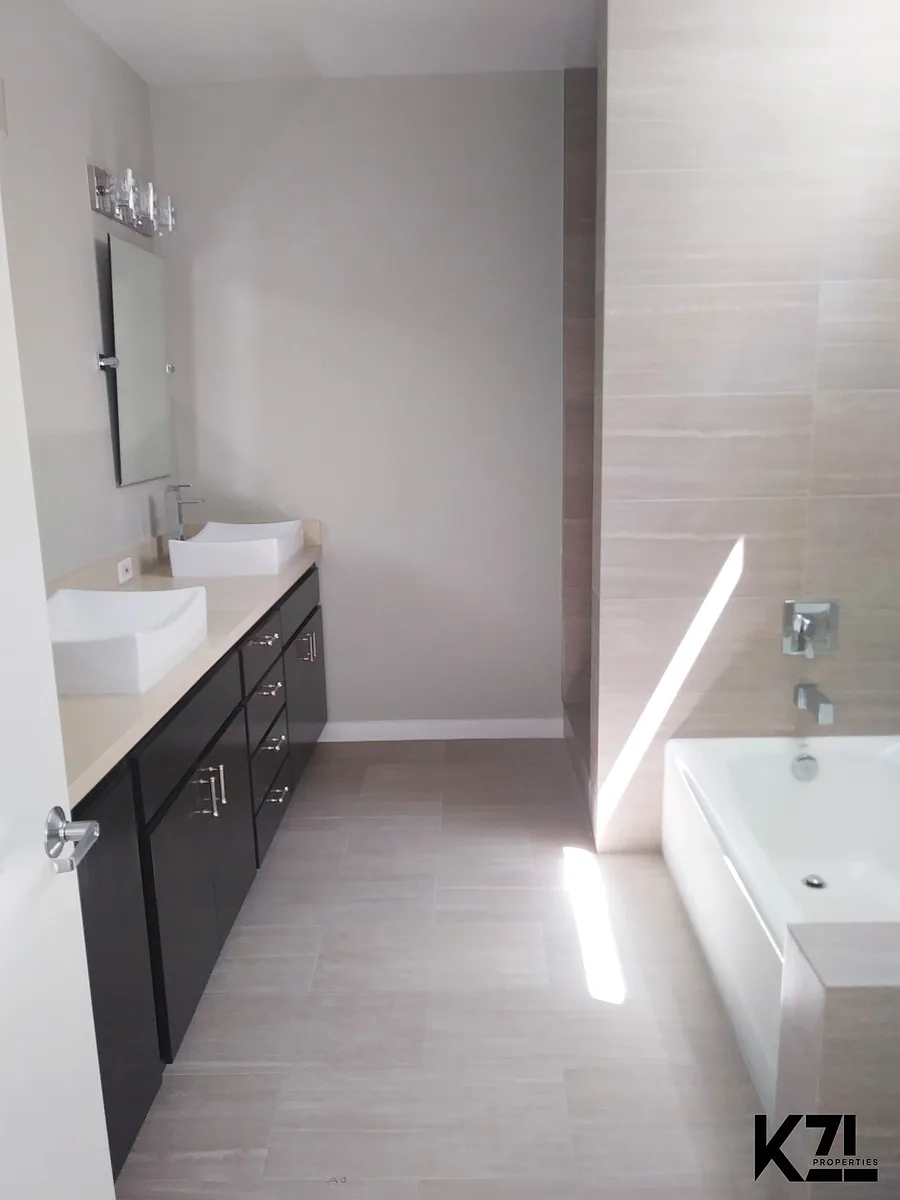 Building Photo - 14224 Riverside Dr #2