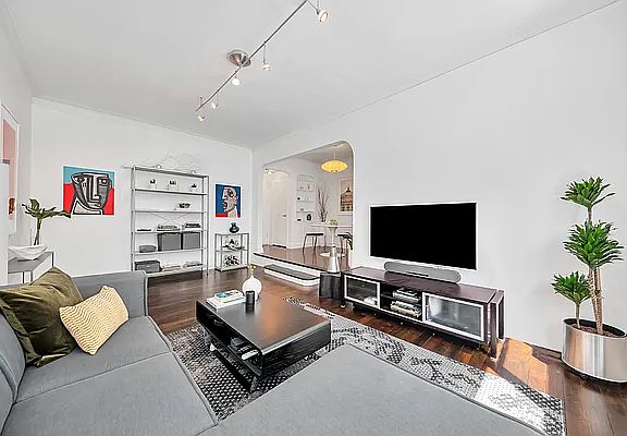 3rd image of 29 W 64th St APT 6B