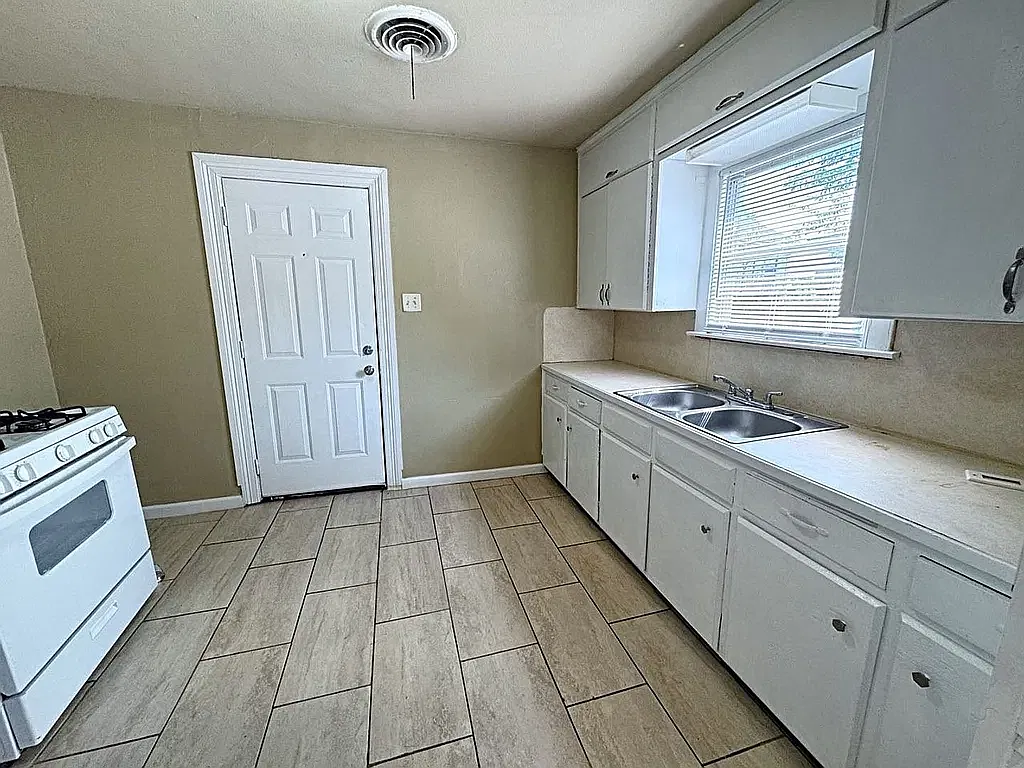 2 bed, 1045 sqft, $1,000 — Photo 2